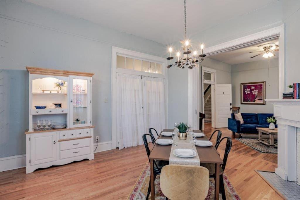 Apartment Dauphin District Darling #1-downtown, Restaurants