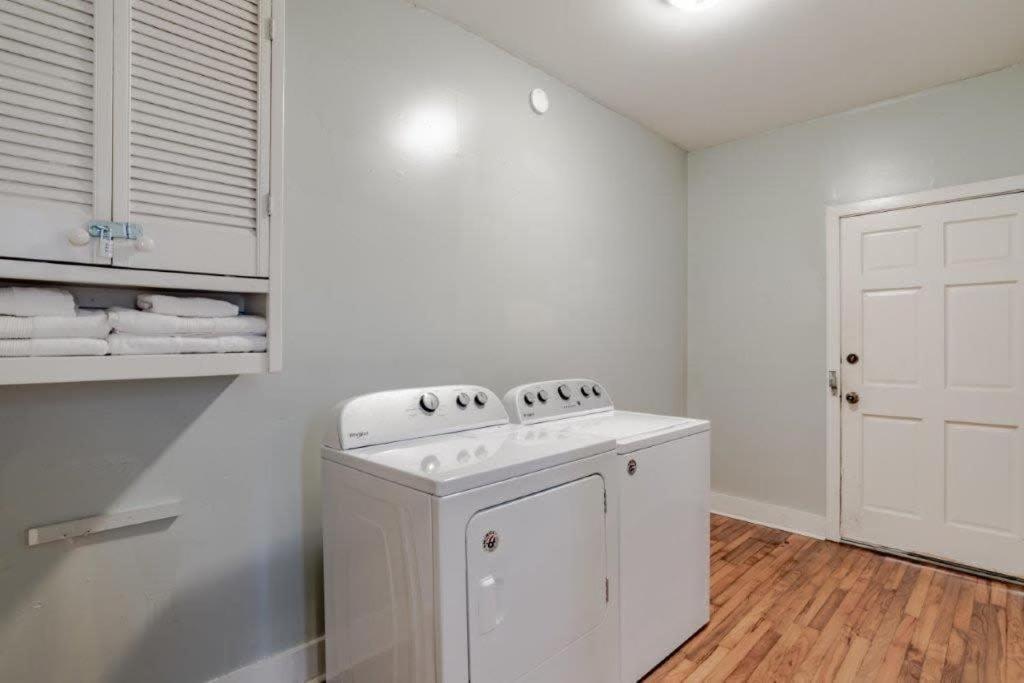 Dauphin District Darling #1-downtown, Restaurants Apartment