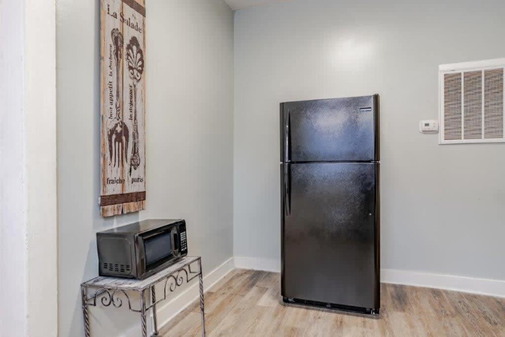 Apartment Dauphin District Darling #1-downtown, Restaurants *
