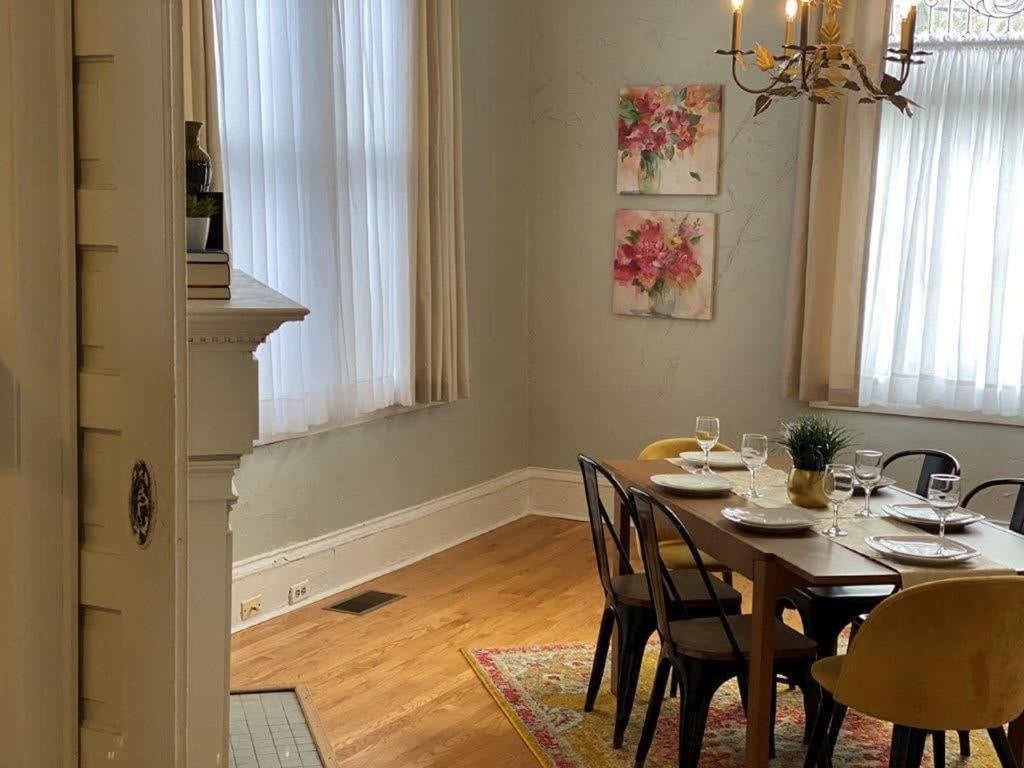 Apartment Dauphin District Darling #1-downtown, Restaurants