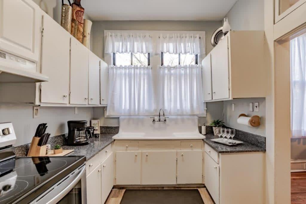 Apartment Dauphin District Darling #1-downtown, Restaurants