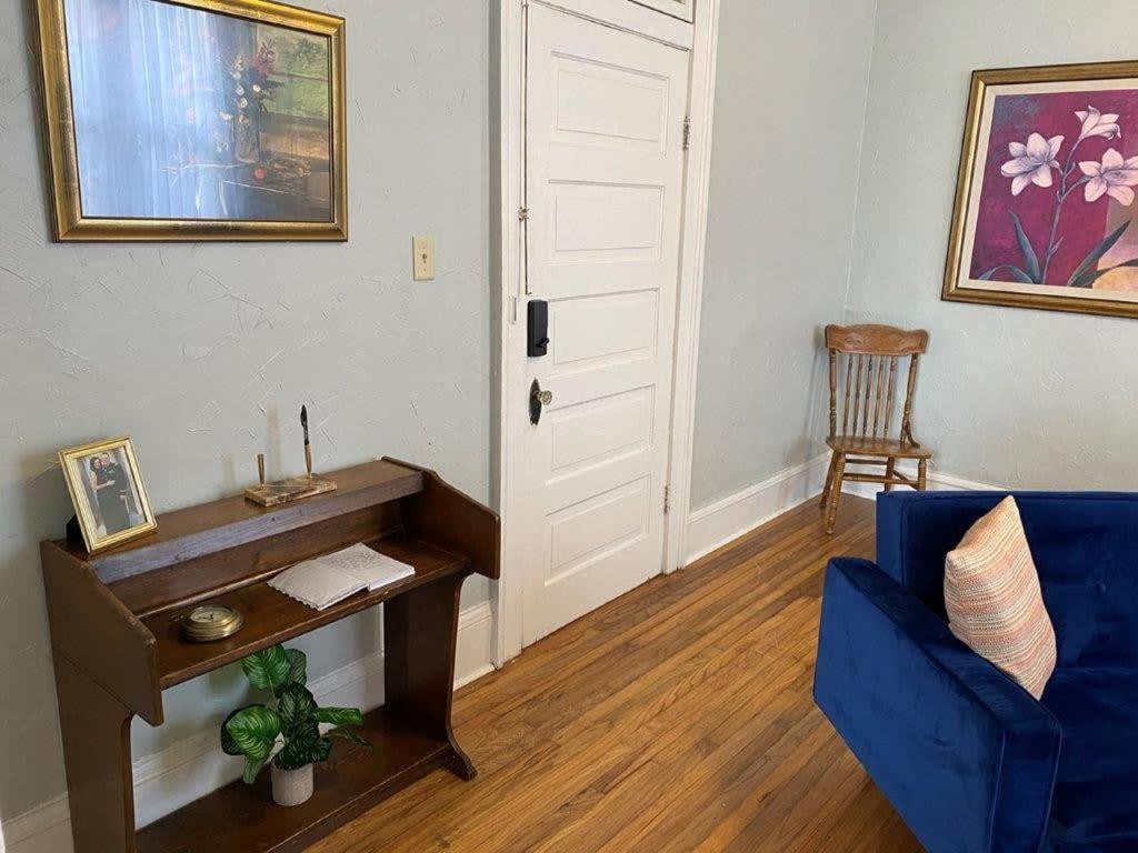 Apartment Dauphin District Darling #1-downtown, Restaurants *