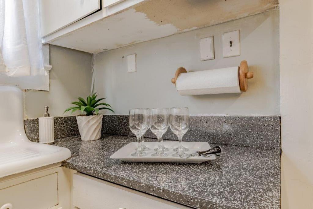 Dauphin District Darling #1-downtown, Restaurants Apartment *