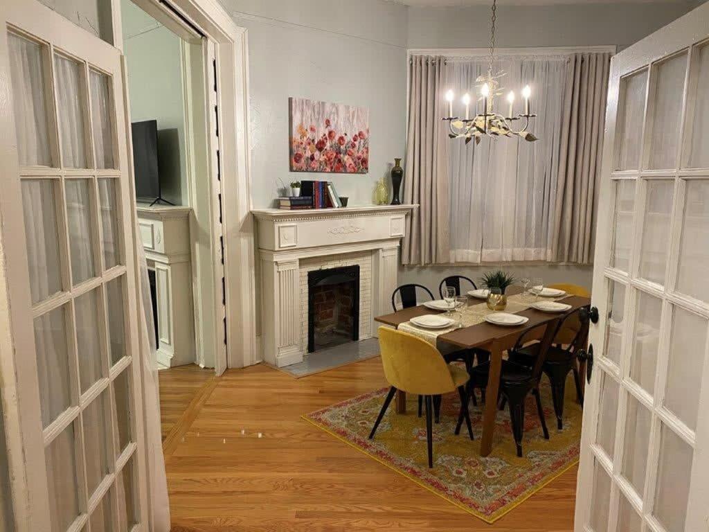 Dauphin District Darling #1-downtown, Restaurants Apartment *