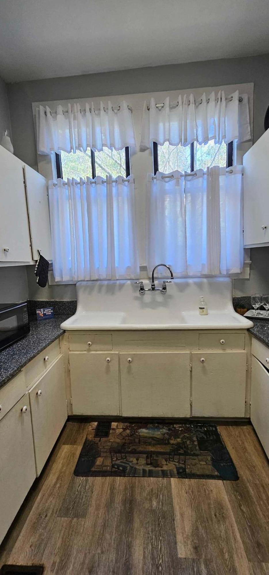 Dauphin District Darling #1-downtown, Restaurants Apartment *