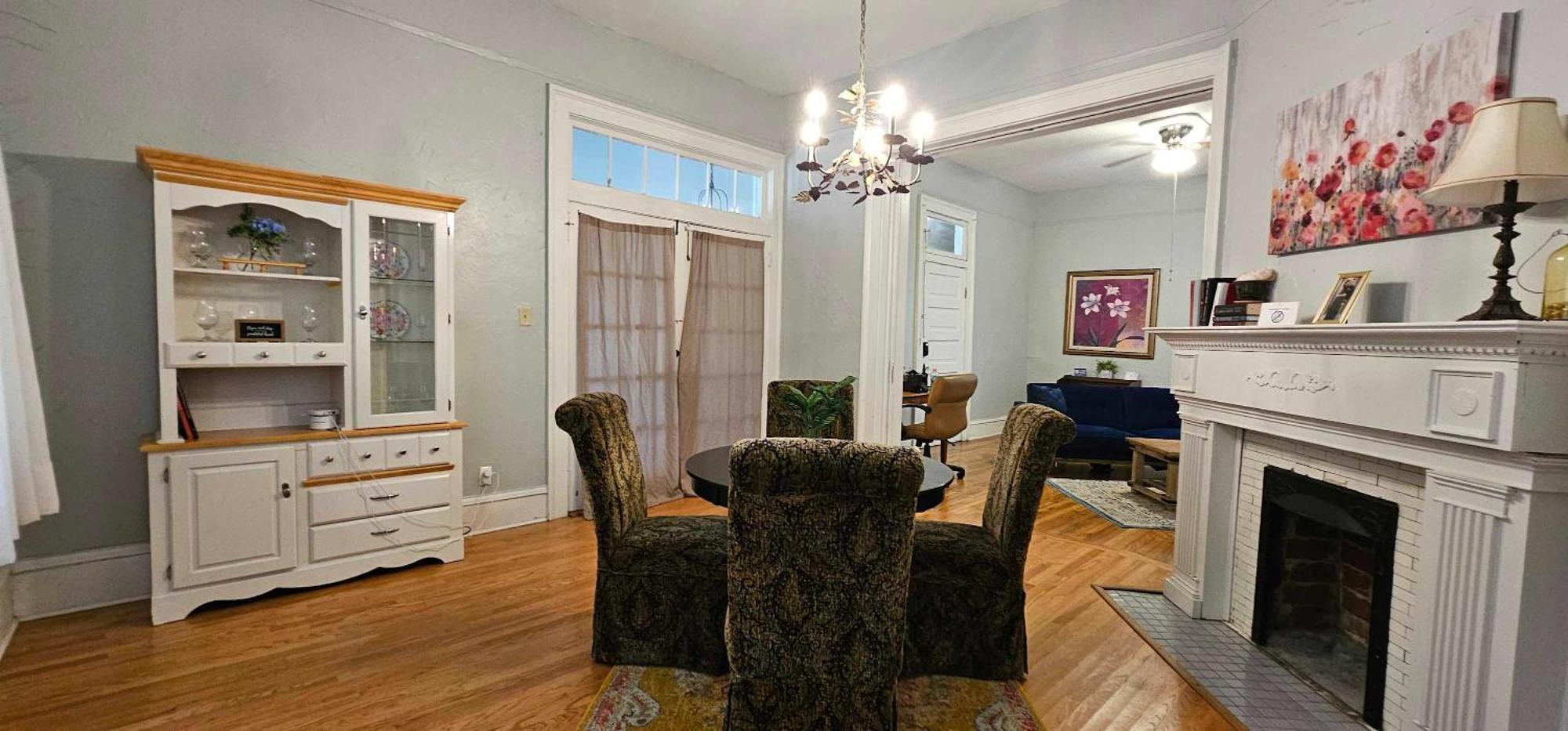 Dauphin District Darling #1-downtown, Restaurants Apartment