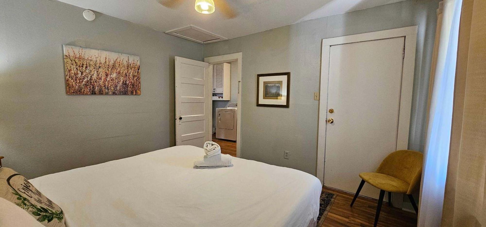 Dauphin District Darling #1-downtown, Restaurants Apartment Mobile